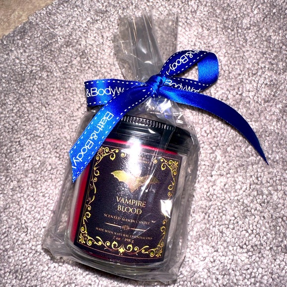 BBW Vampire 🧛🏻♀️ Blood🩸 Single Wick Candle 7 oz. NEW.Wrapped - Picture 1 of 3